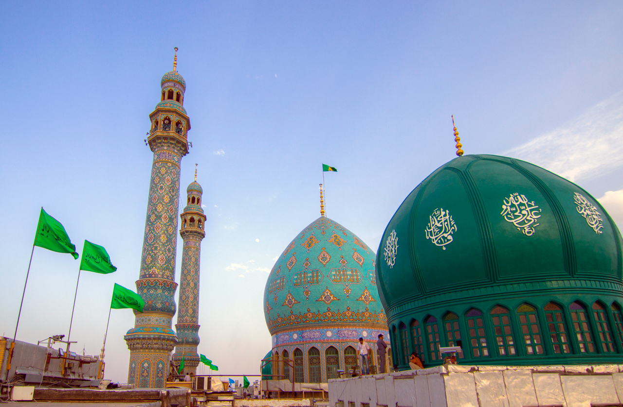 В обычные дни над мечетью зеленые знамена