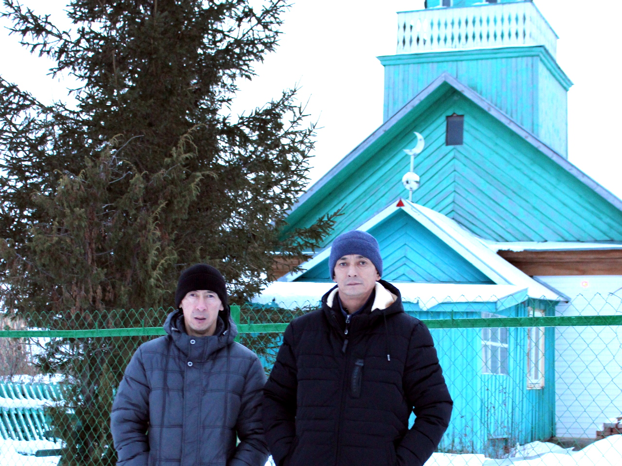Братья Темирбек и Галимжан возле мечети Шатаново