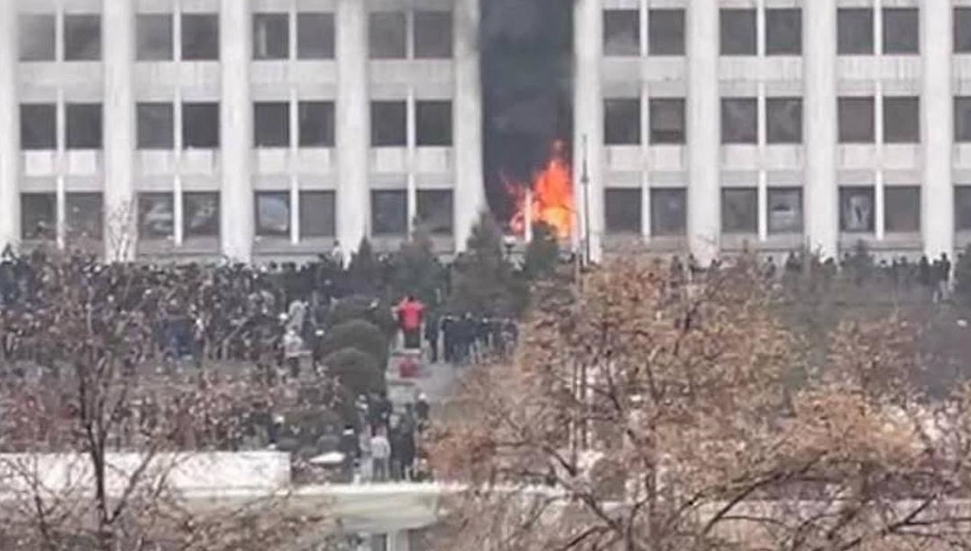 В Алматы штурмуют здание акимата