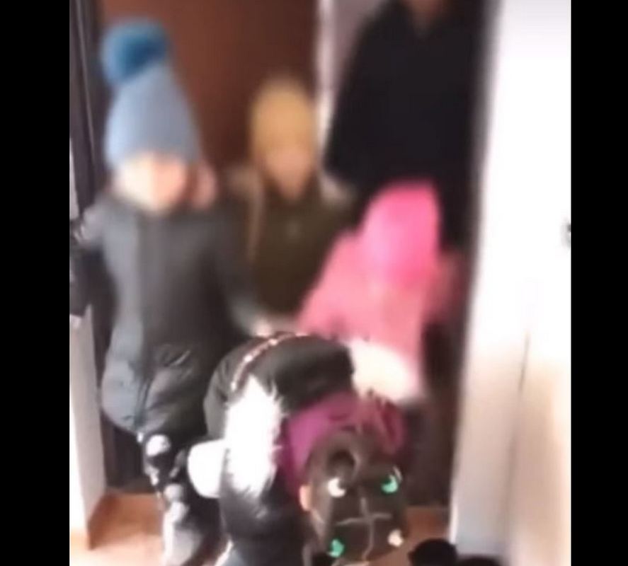 Дети Жасулана Анафияева впервые заходят в свою новую квартиру. Скриншот из видео