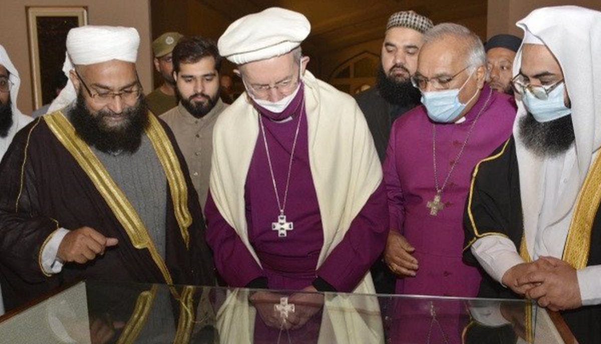 Архиепископ с интересом рассмотрел старинные рукописи Корана
