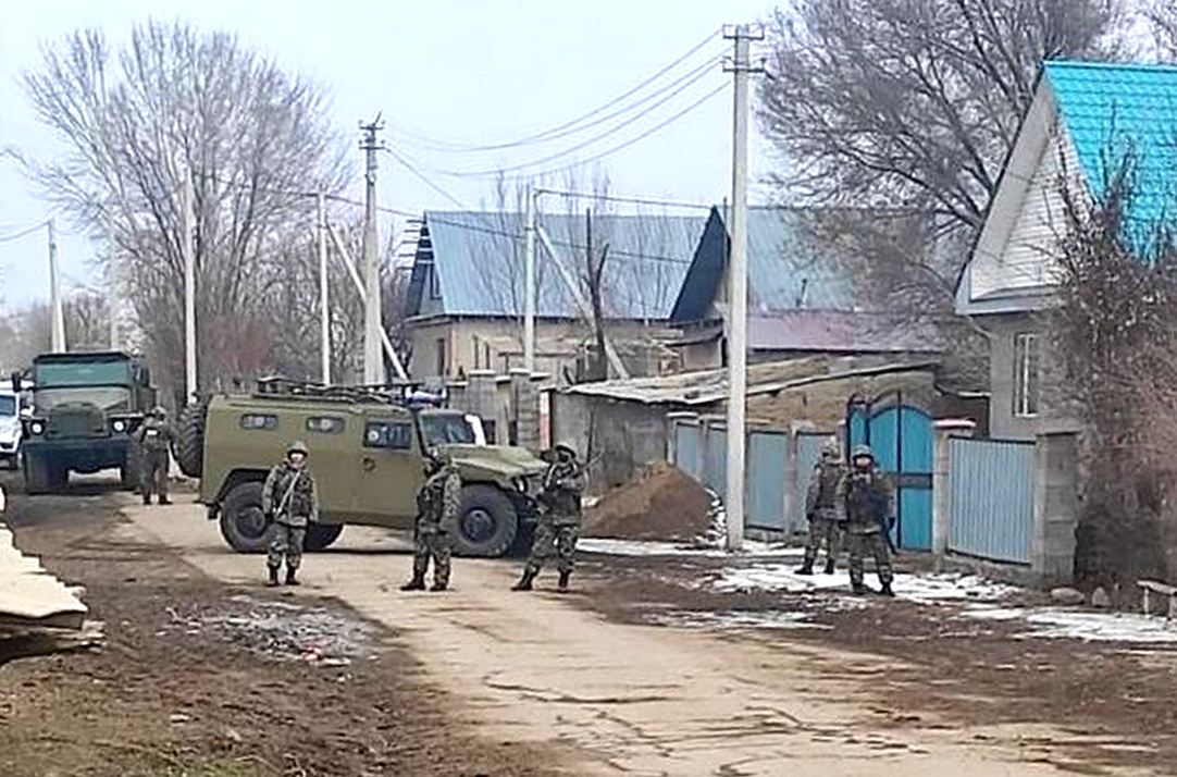 Солдаты приехали на обыск в военных машинах и технике «похожей на танк», говорят жители аулов
