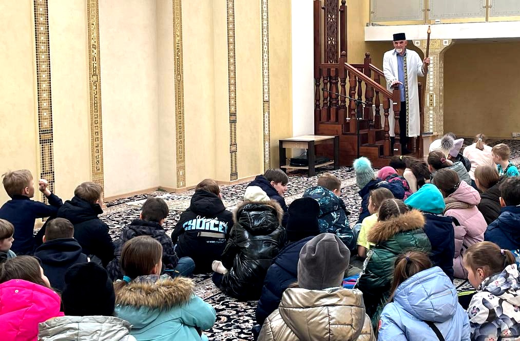 Просто о сложном имам рассказывает ученикам четвертого класса 4-й школы Новокузнецка