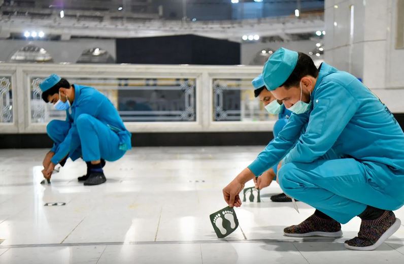 Отменяются дистанции между молящимися во всех мечетях