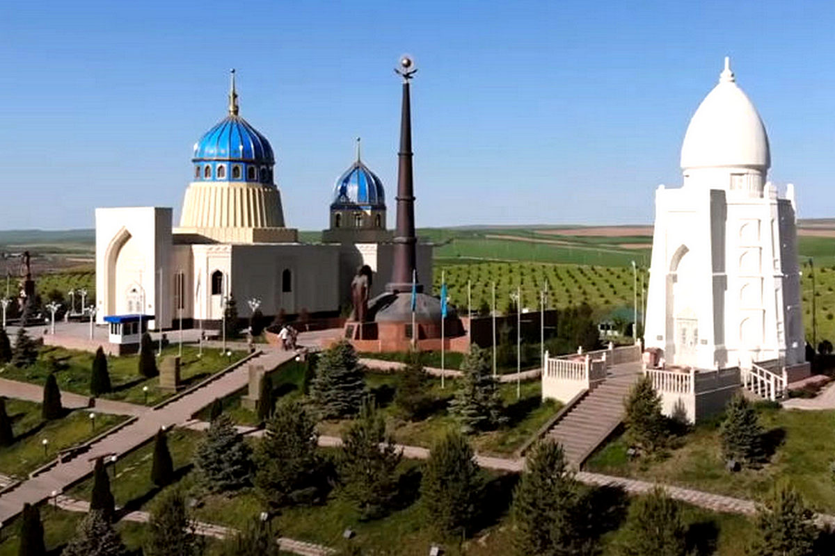 Мавзолей святого Бекет ата (слева) входит в состав мемориального комплекса