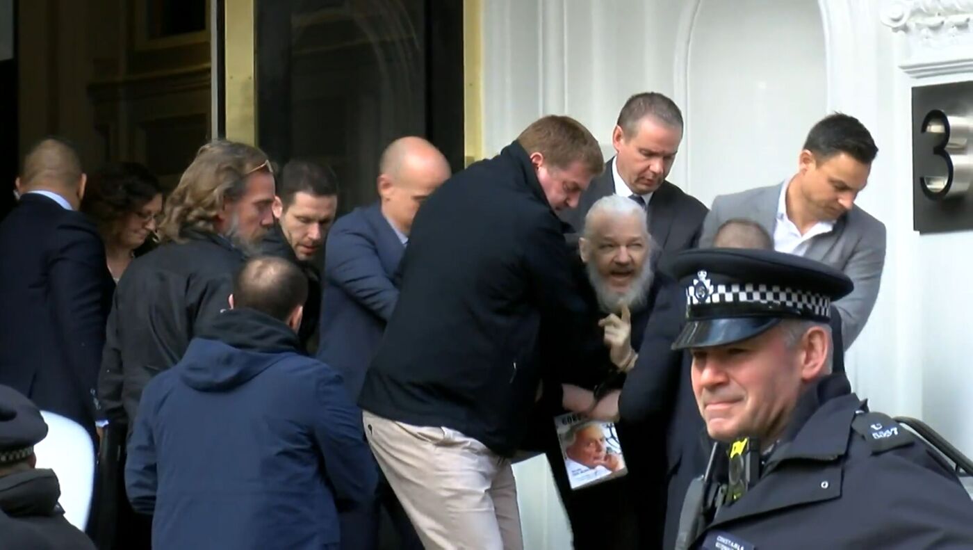 Кадры ареста Ассанжа на территории посольства Эквадора в Лондоне