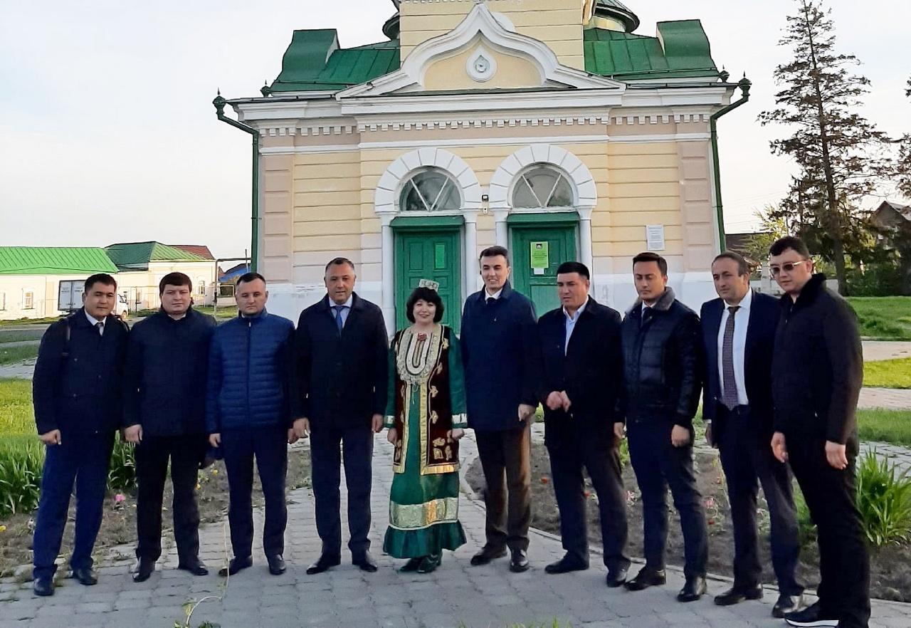Гости из Узбекистана у мечети Нигматуллы-хаджи