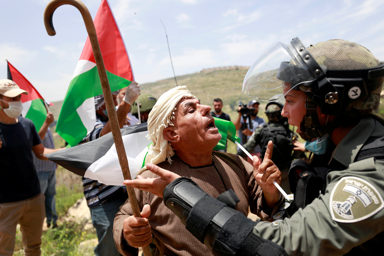 Израильские военные противостоят мирным палестинцам