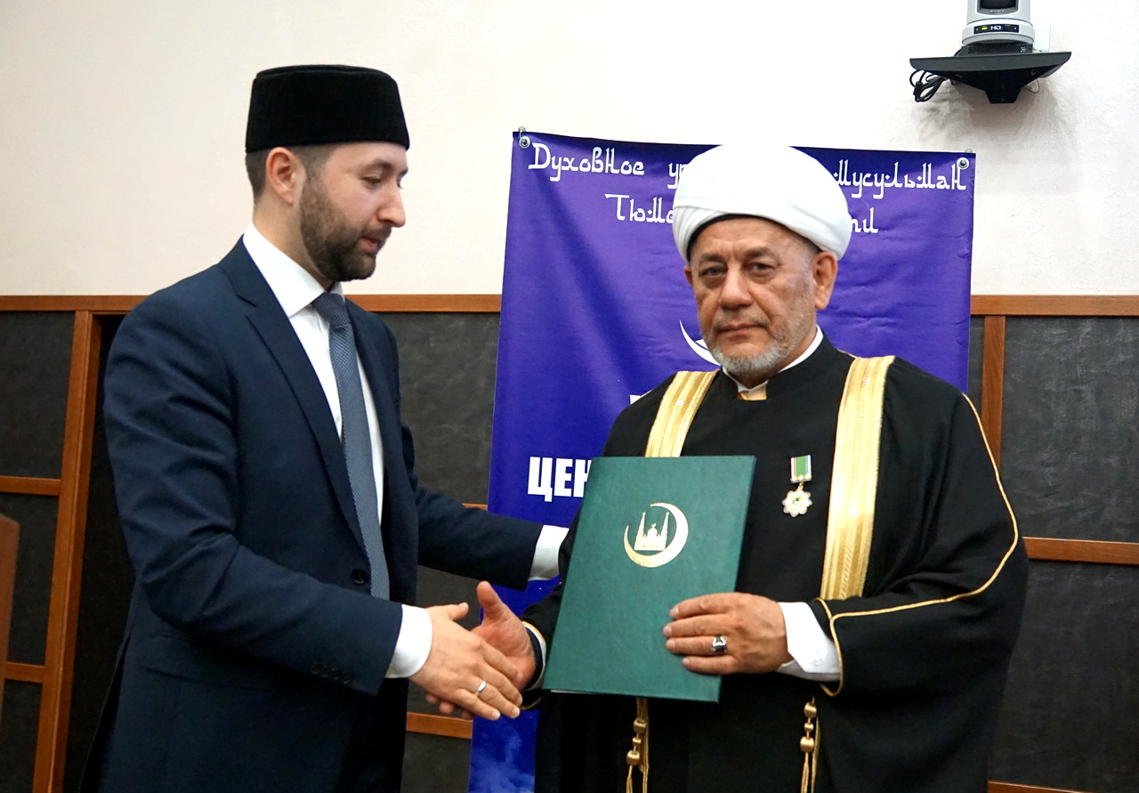 На съезде Зиннат-хазрата наградили высшей наградой ДУМРФ – орденом «Аль Фахр»