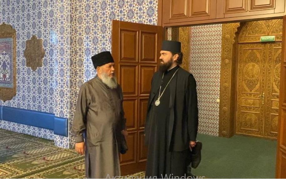 Муфтий с Архиепископом в мечети