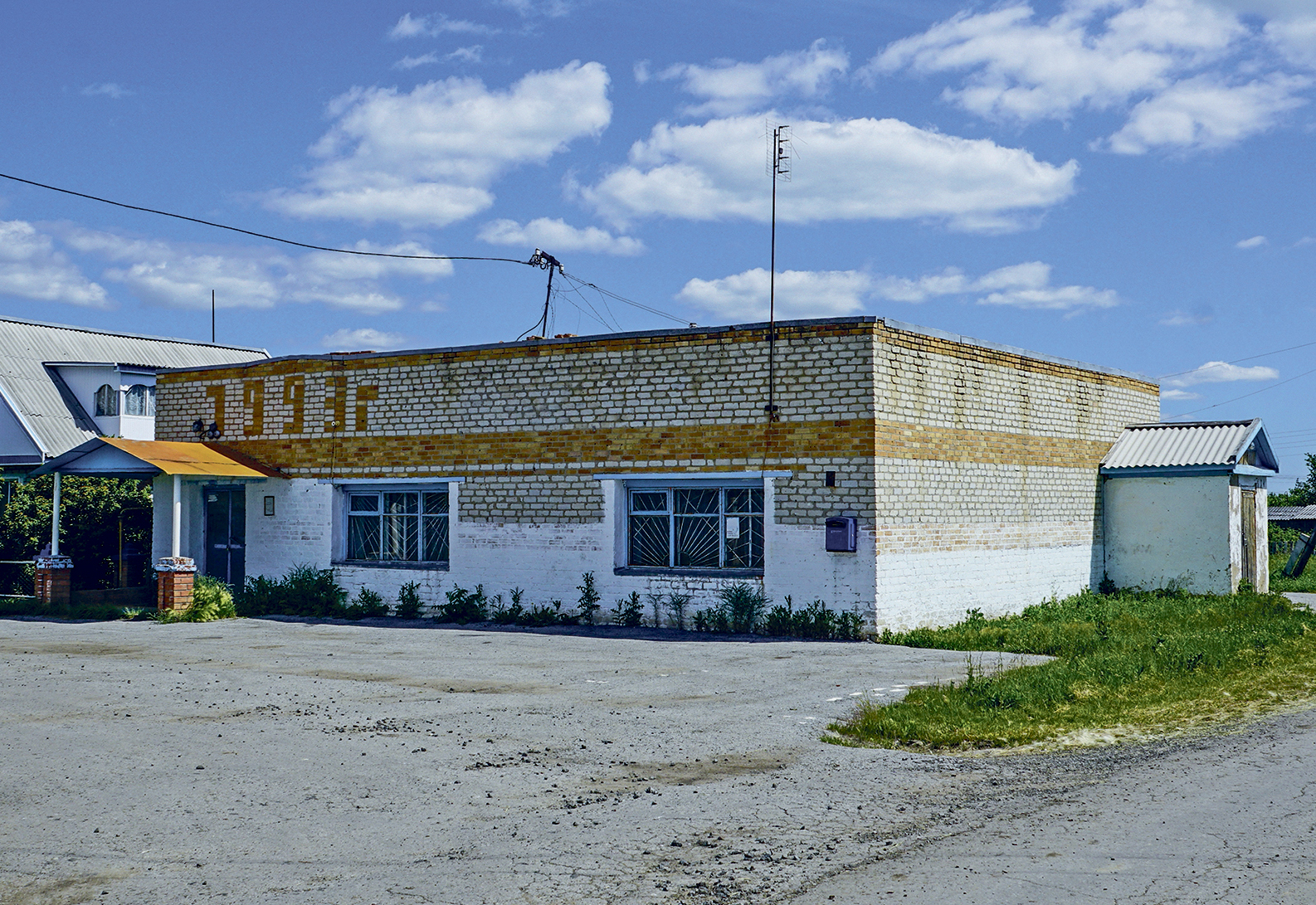 Купив здание, мусульмане демонтировали большую надпись «Светлана»