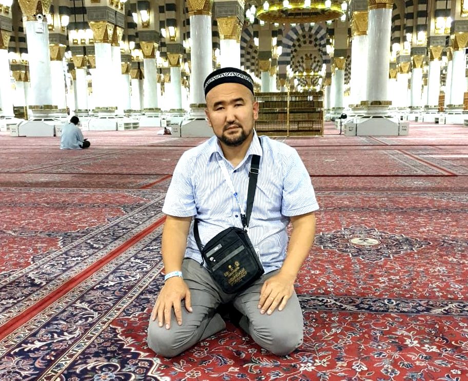 Жанболат Охтаубаев в мечети Пророка, мир ему, в Медине