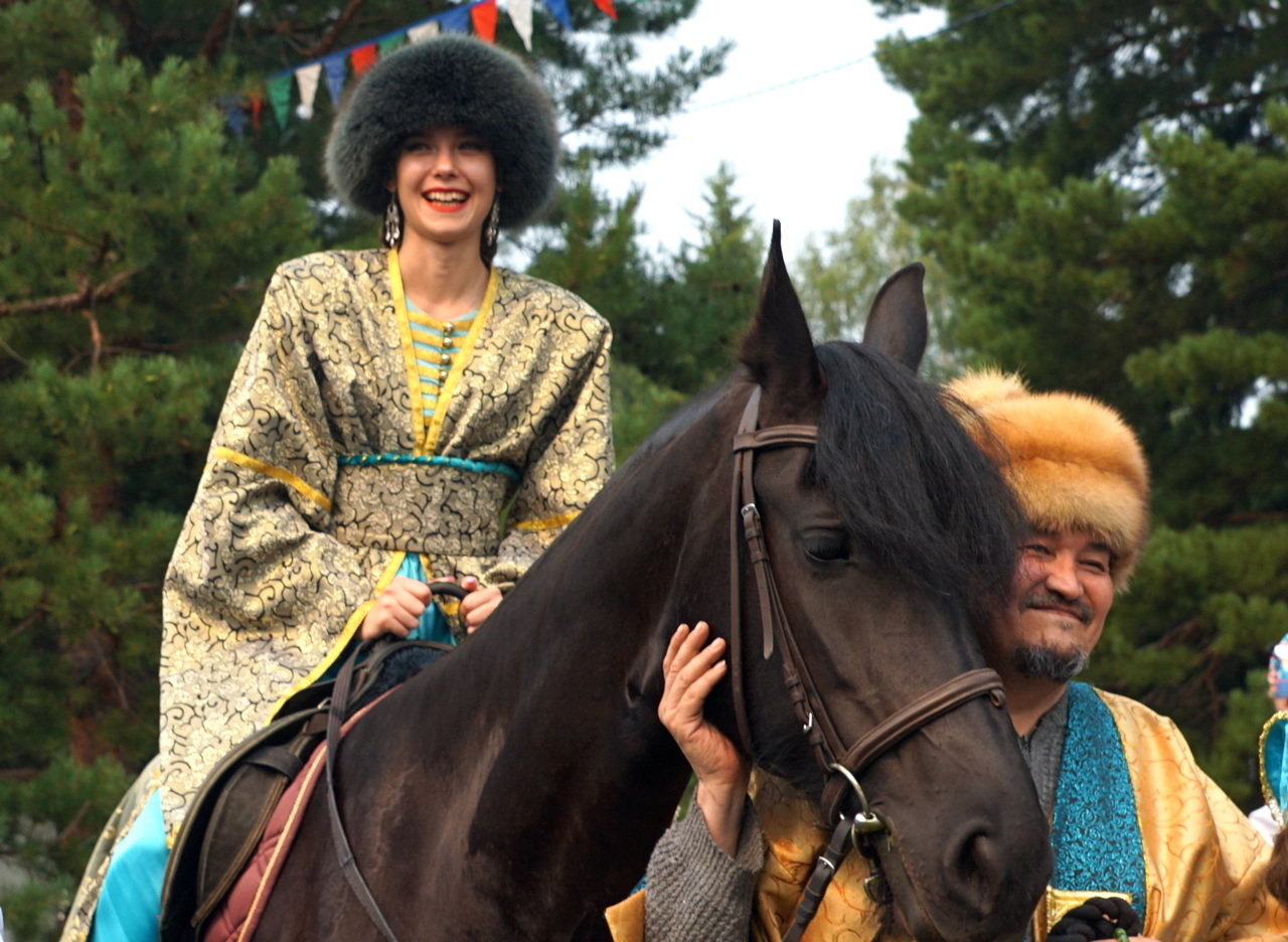 Одежда из меха и парчи обретает популярность в Тобольске у любителей истории