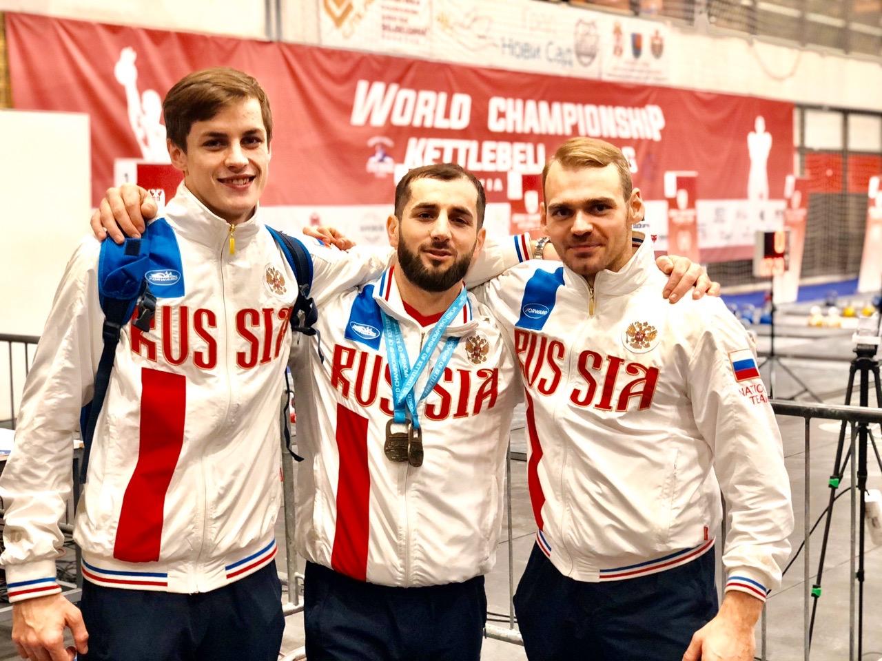 Мовсар Сулейманов (в центре) с коллегами по команде