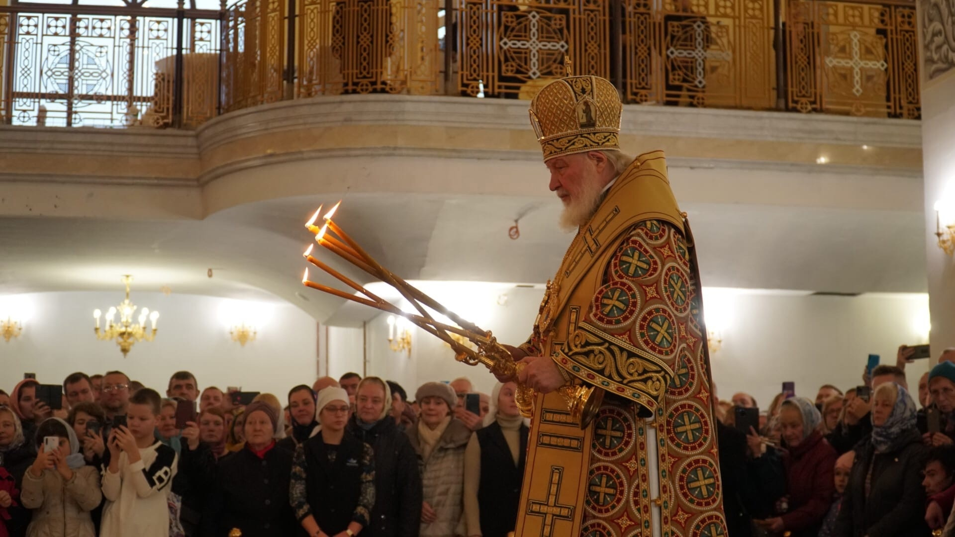 Патриарх Кирилл во время богослужения в Архангельске