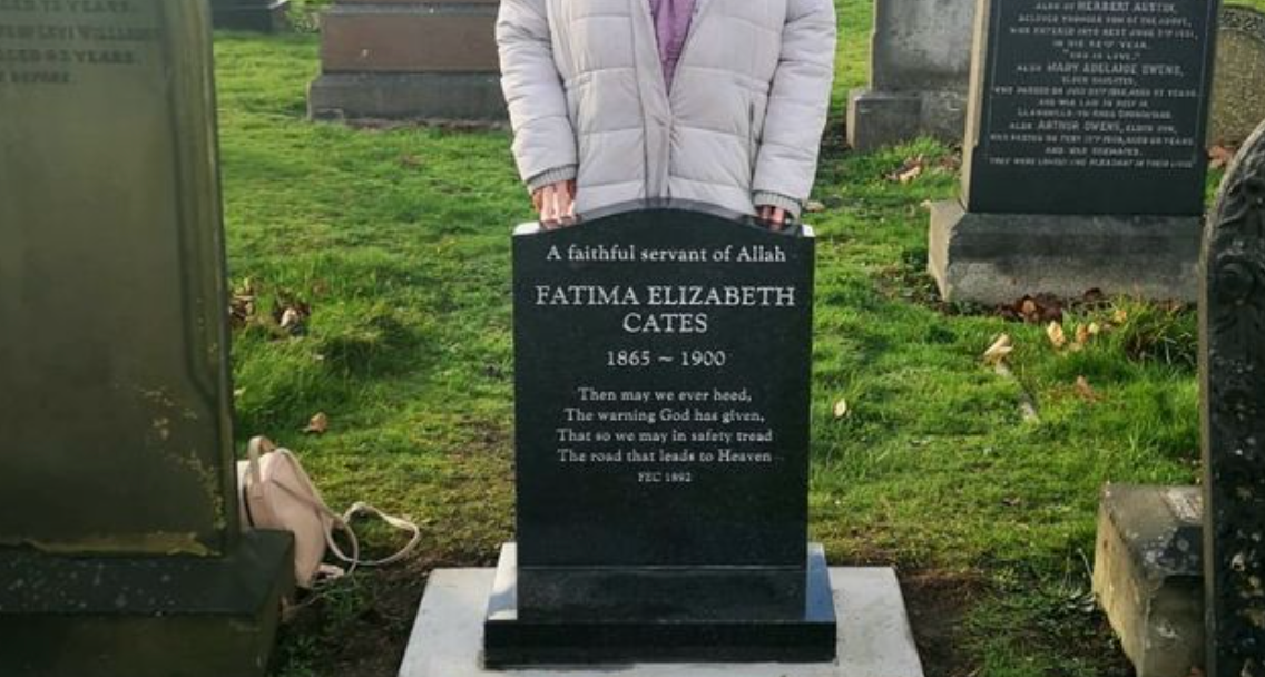 Надгробие на могиле Фатимы Кейтс