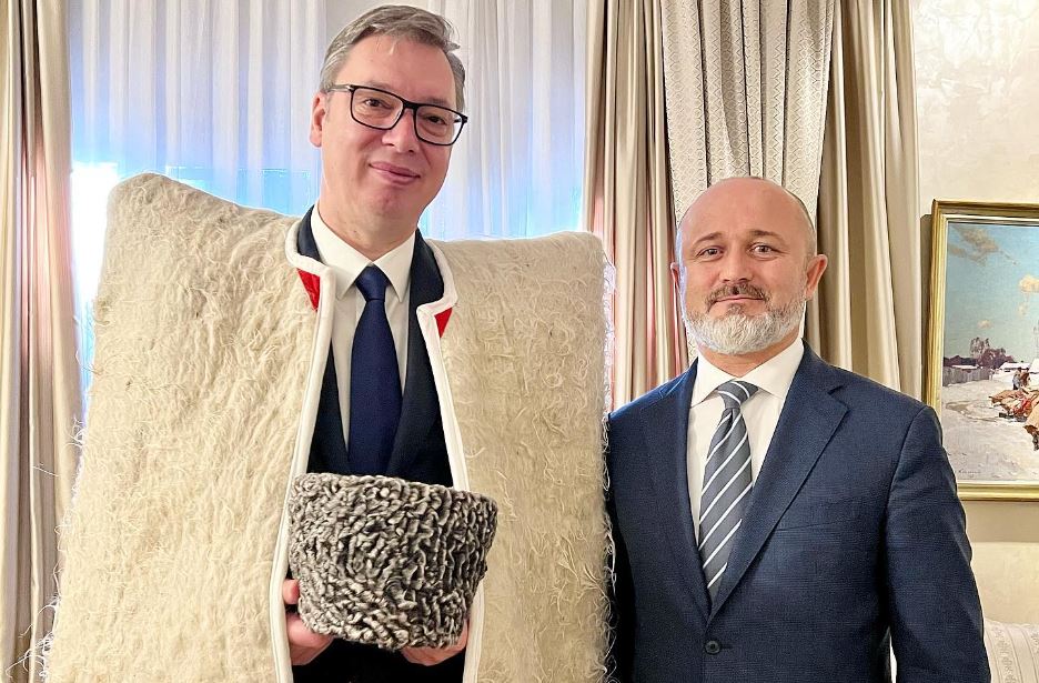 Президенту Сербии вручили подарок от Кадырова