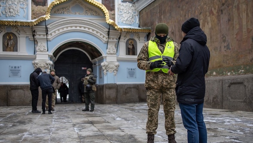 Маски-шоу в храмах РПЦ на Украине