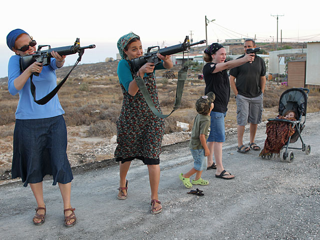 Еврейские поселенцы во время учебных стрельб
