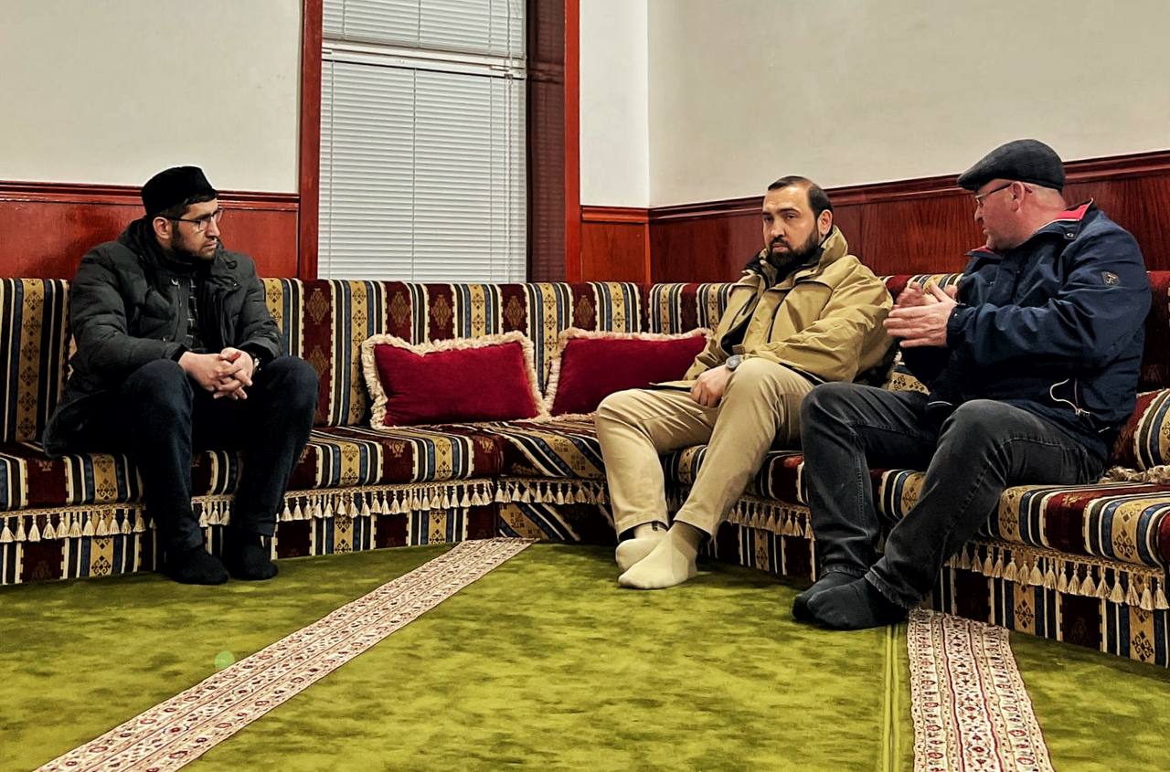 Султан Хамзаев во время посещения молельного дома в Ростове