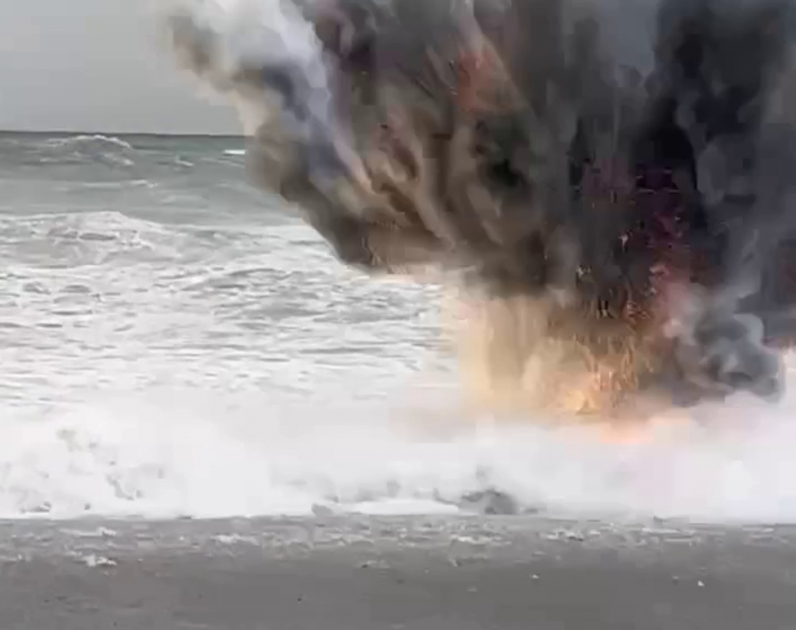взрыв в море
