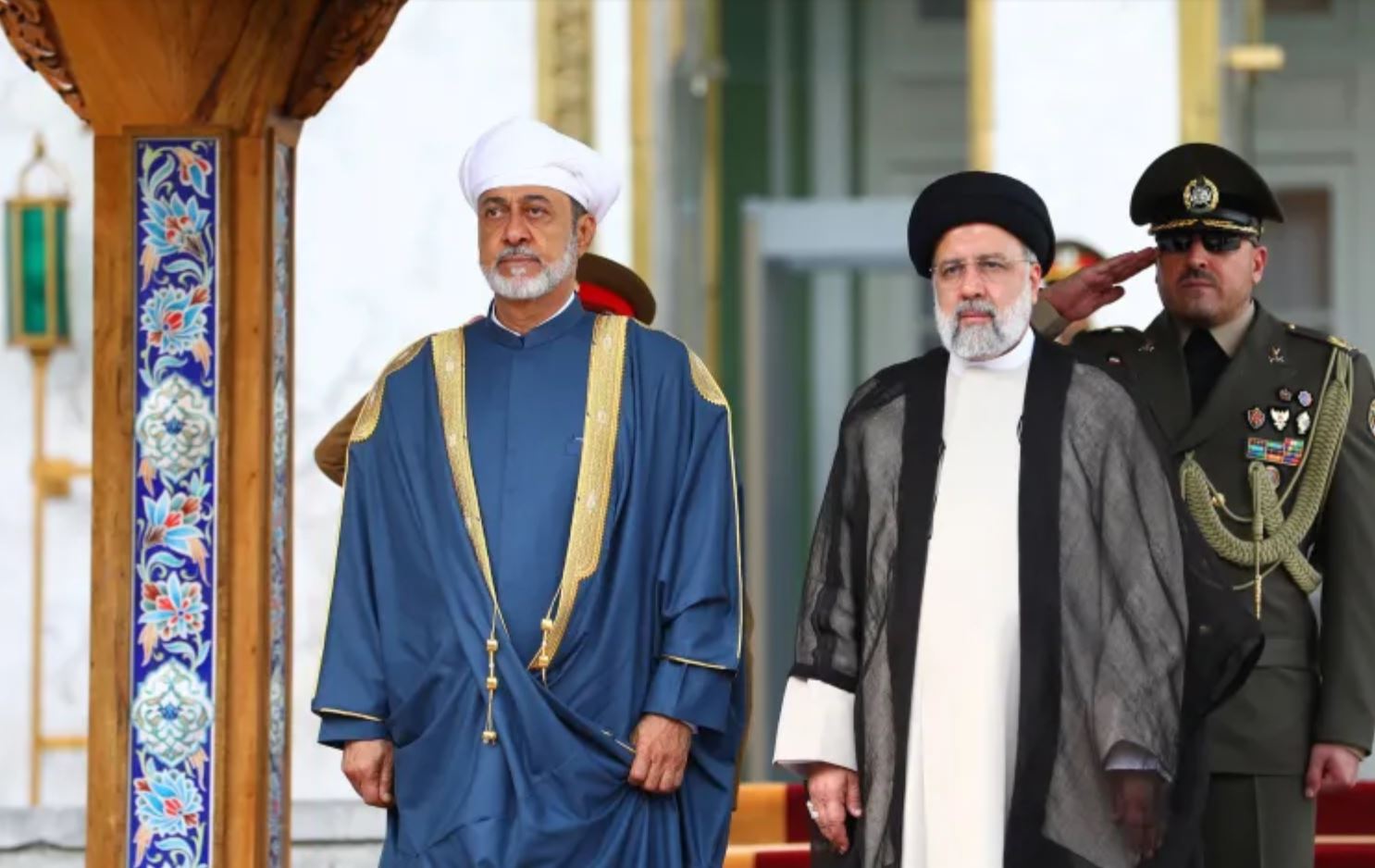 Президент Ирана Раиси приветствует султана Хайтама в Тегеране