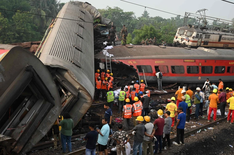 Железнодорожная катастрофа в Индии унесла около 300 жизней (видео)