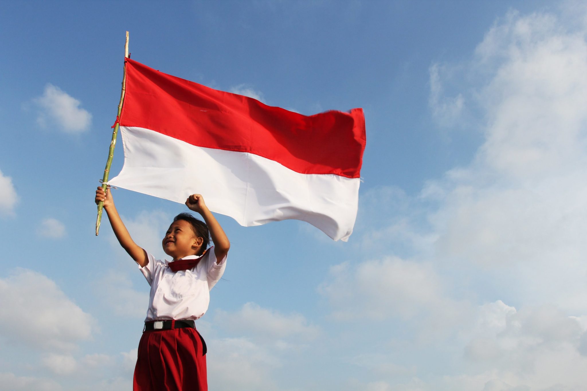 Ребенок с флагом Индонезии