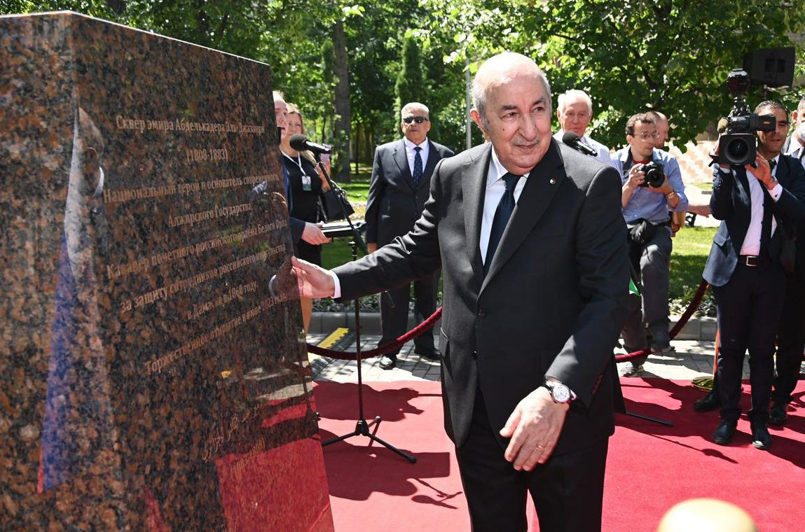 Президент Алжира на открытии памятника