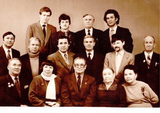 Валиахмет Садур (второй справа) среди представителей татарской советской интеллигенции
