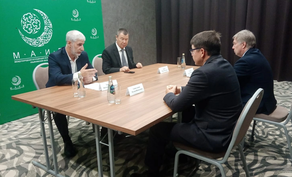 Организаторы исламского форума на встрече с губернатором