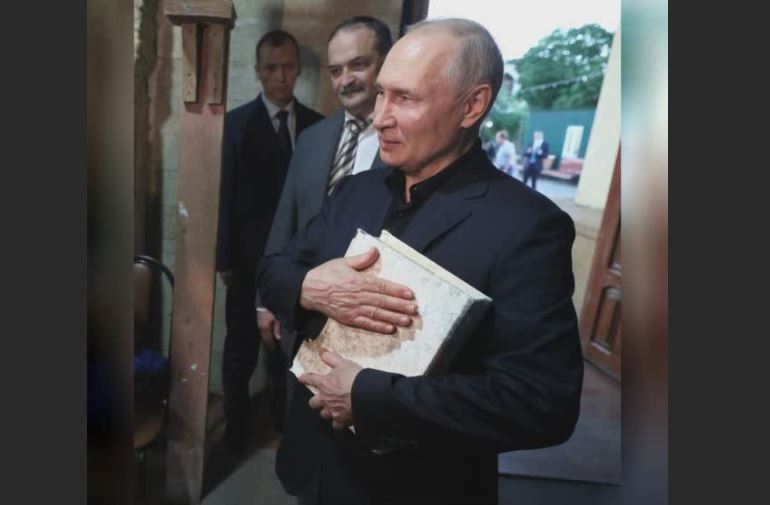 Владимир Путин с Кораном в Соборной мечети Дербента