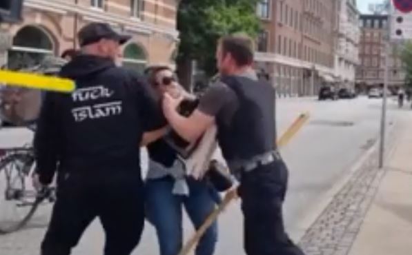 Полиция применяет удушающий прием против датчанки, пытающейся вырвать Коран из рук осквернителей