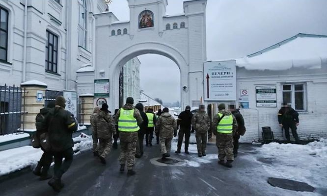 Украинские силовики проводят рейд в Киево-Печерской лавре
