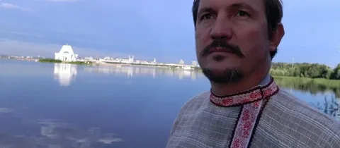 Михаил Щеглов на фоне памятника завоевания И. Грозным Казани