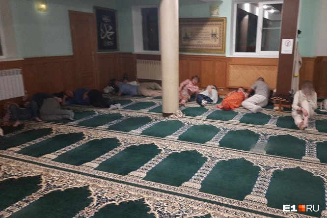 Авиапассажиры заночевали в мечети