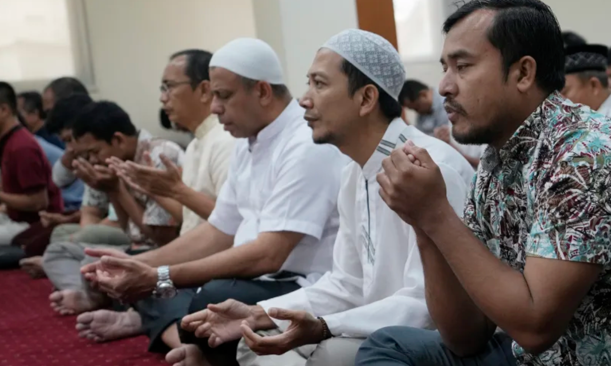 Индонезия мусульмане. Индонезийцы мусульмане. Миллионы мусульман.
