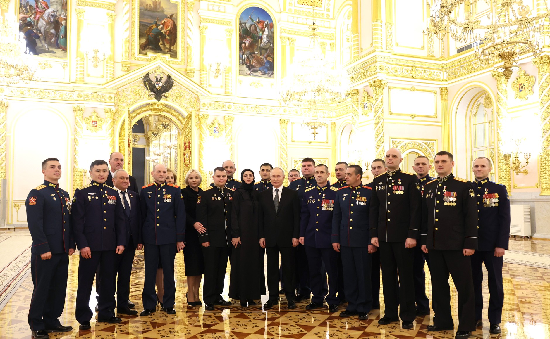 Владимир Путин с участниками церемонии, посвященной Дню Героев Отечества