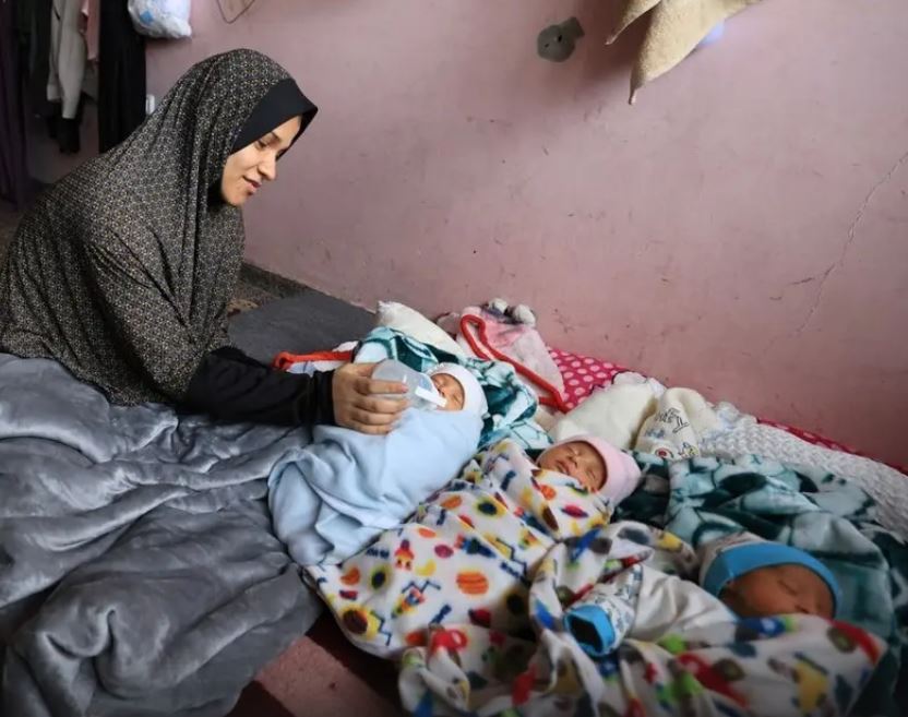 Мать с четверняшками в Газе