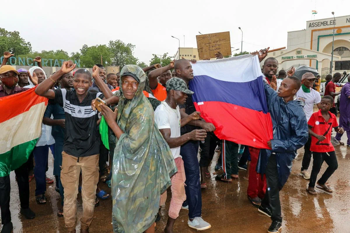 Жители Нигера с флагами России