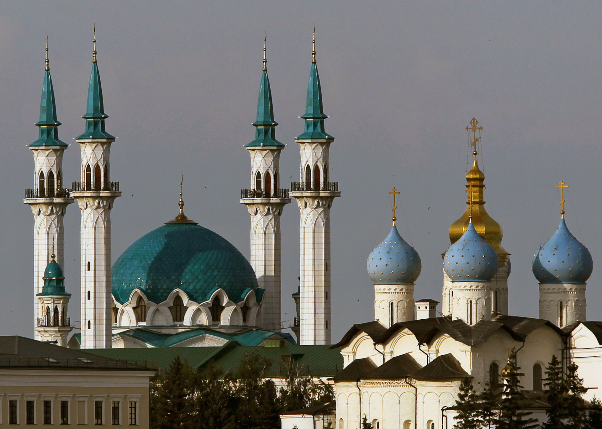 Церковь и мечеть в Казанском кремле
