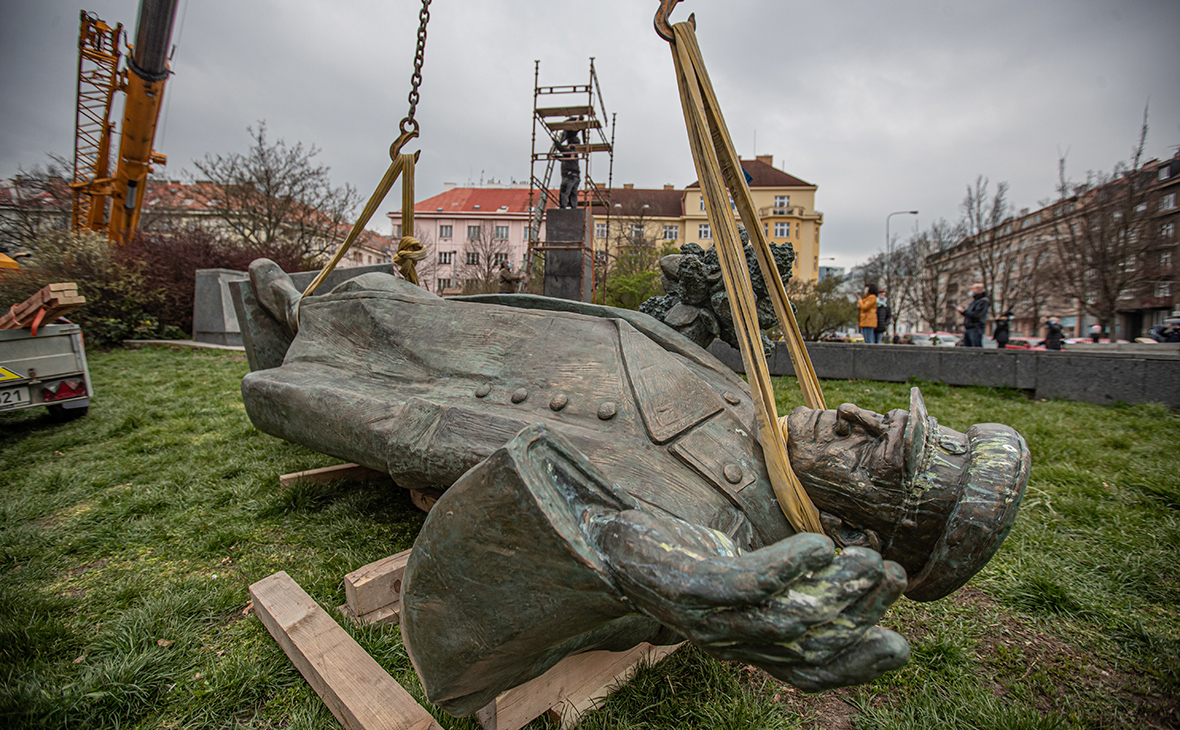 Демонтаж памятника маршалу СССР Ивану Коневу в Праге