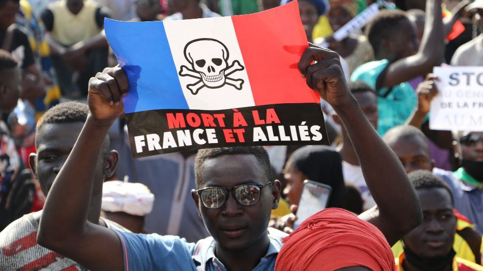 «Смерть Франции и союзникам» - гласит надпись на плакате