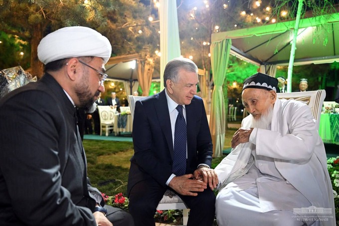 Президент Узбекистана пригласил на ифтар самого пожилого гражданина страны
