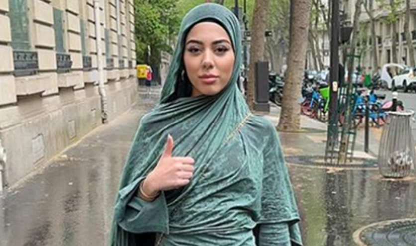 Блогер-мусульманка столкнулась с актом исламофобии у Эйфелевой башни
