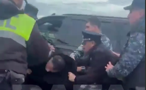 В Дагестане остановили машину с чеченским министром