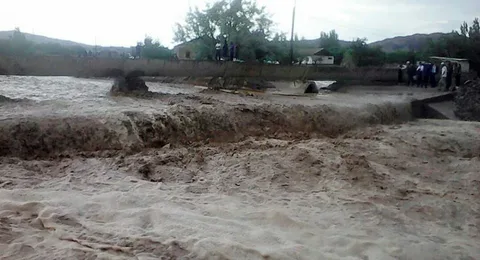 На юге Киргизии эвакуируют население из-за прорыва дамбы