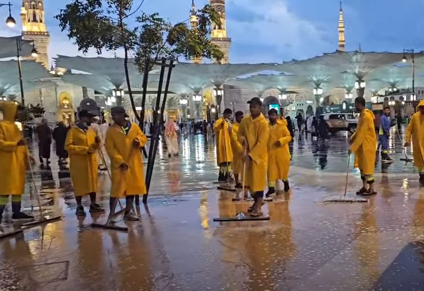 Небывалый ливень затопил Медину и мечеть Пророка