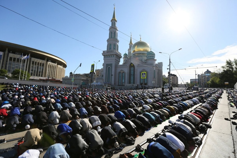 Праздничный намаз у Соборной мечети в Москве