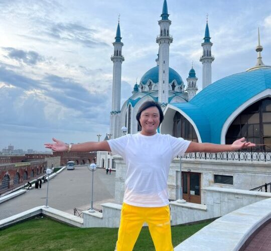 Блогер Айталиев удалил скандальное видео с танцем у мечети